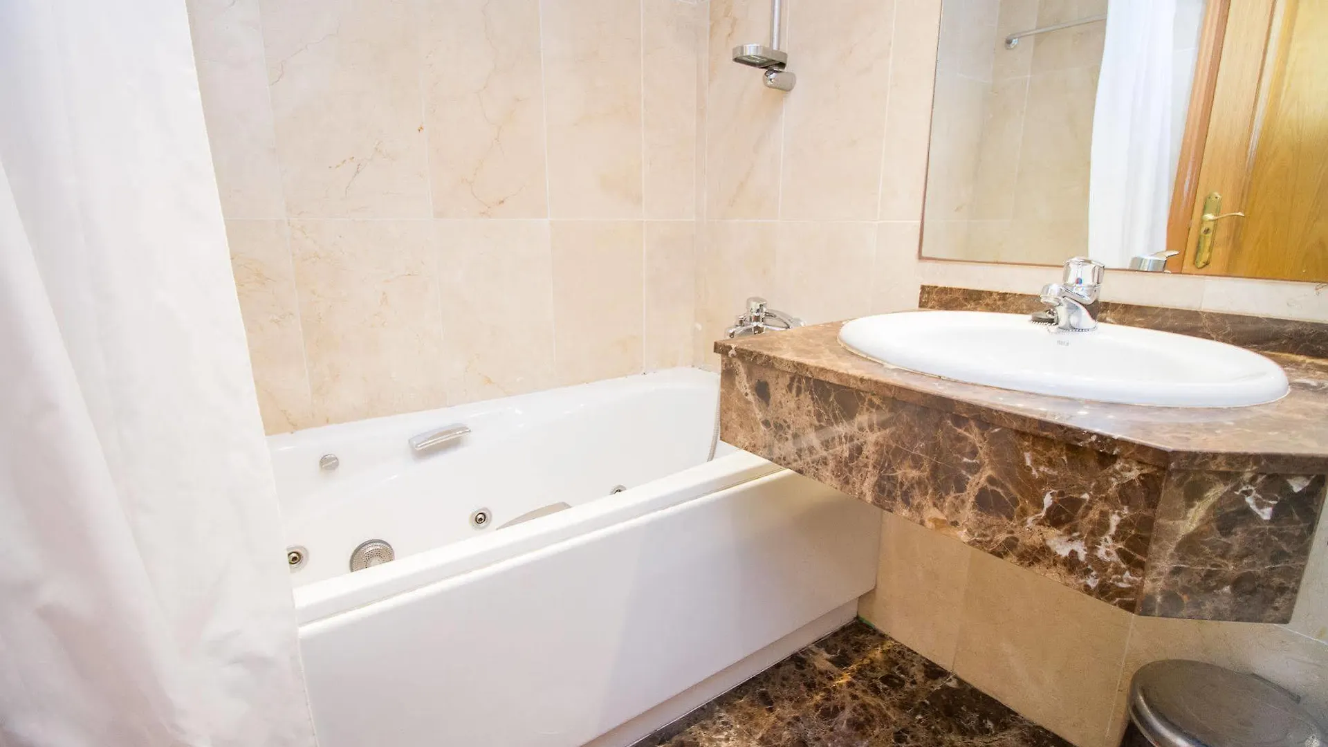 Alfonso Reyes Apartment - Malaga Harbour